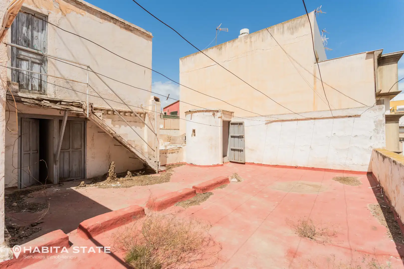 Vista exterior de Edifici en venda en Almería
