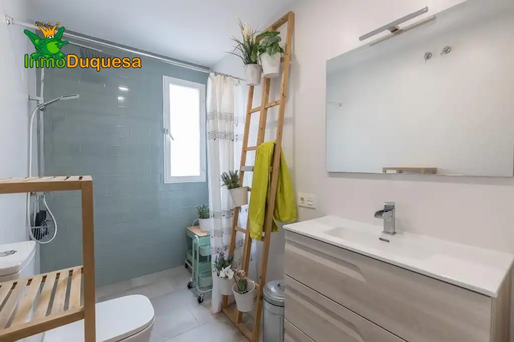 Baño de Casa adosada en venta en Granada con Aire acondicionado, Calefacción y Jardín privado