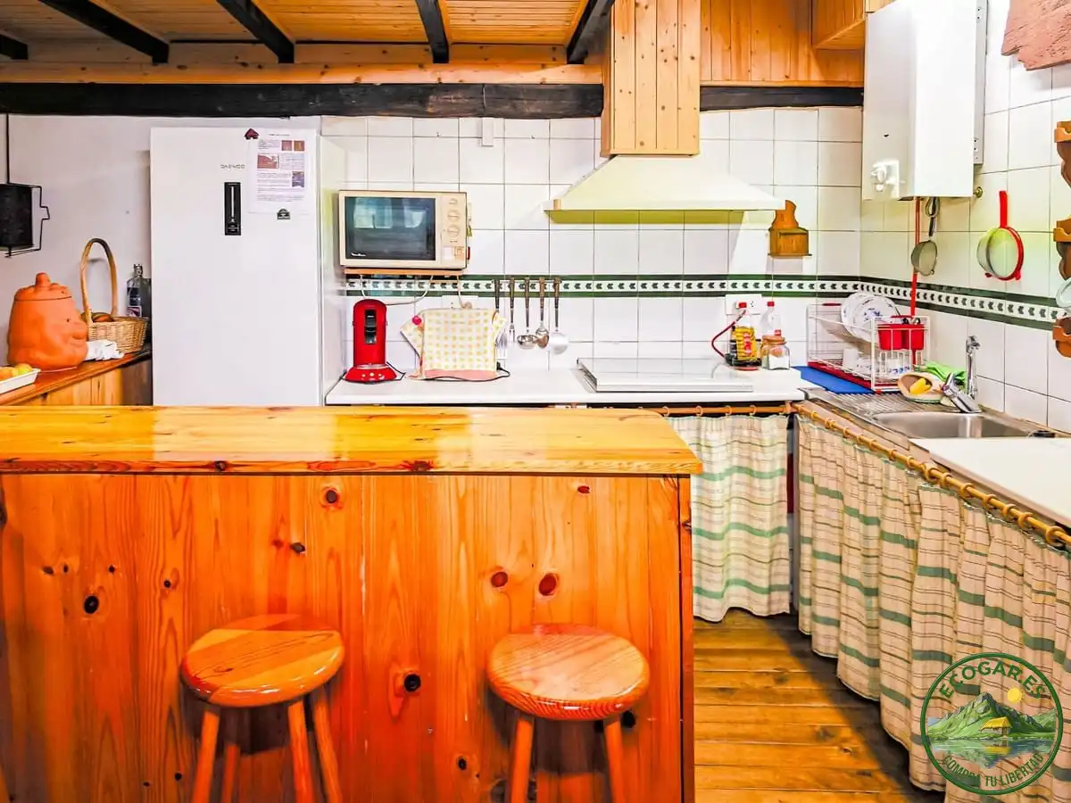 Cuina de Casa o xalet en venda en Ponferrada amb Calefacció, Jardí privat i Parquet