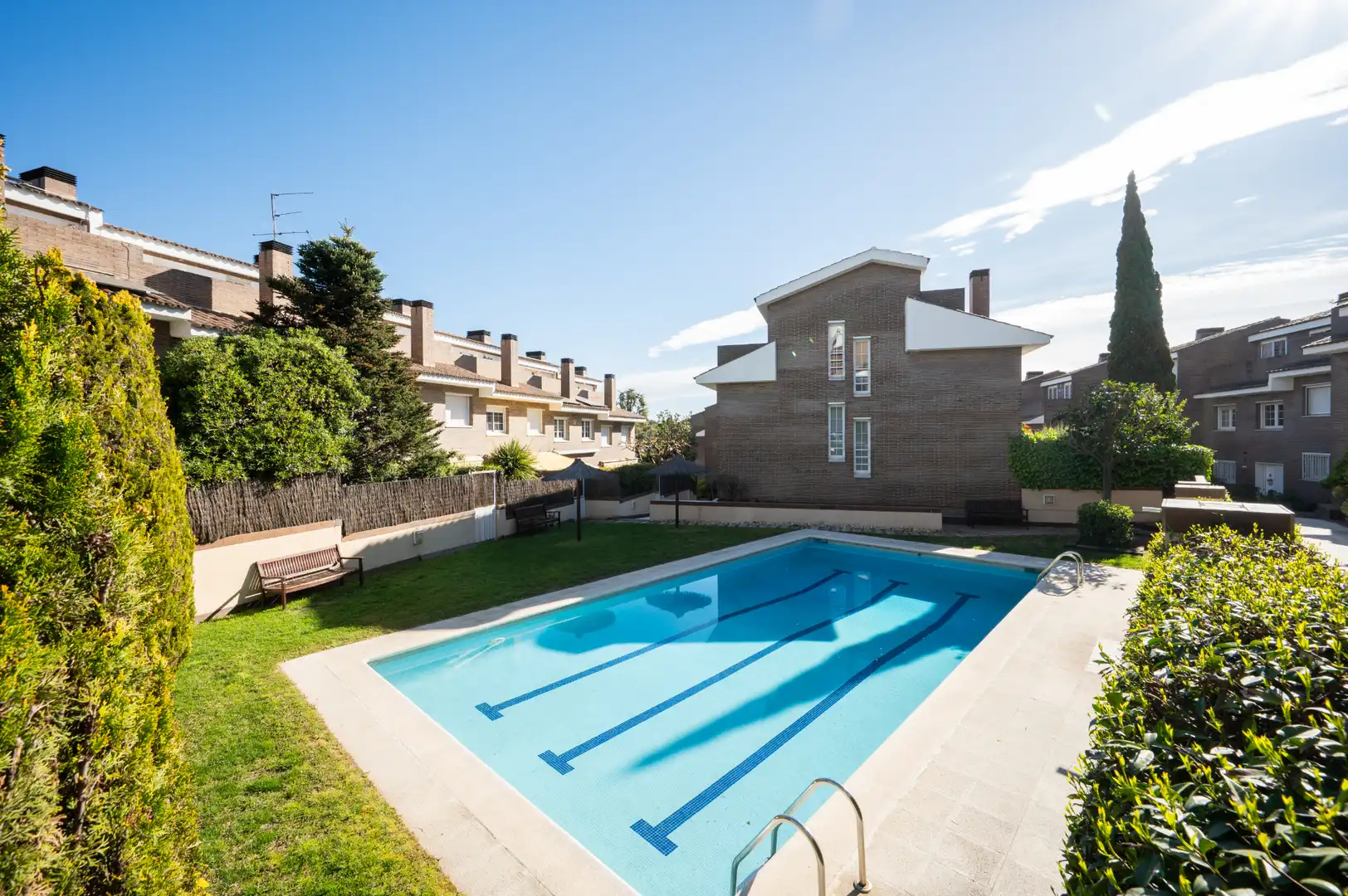 Piscina de Casa adosada en venda en Sant Cugat del Vallès amb Aire condicionat, Calefacció i Jardí privat