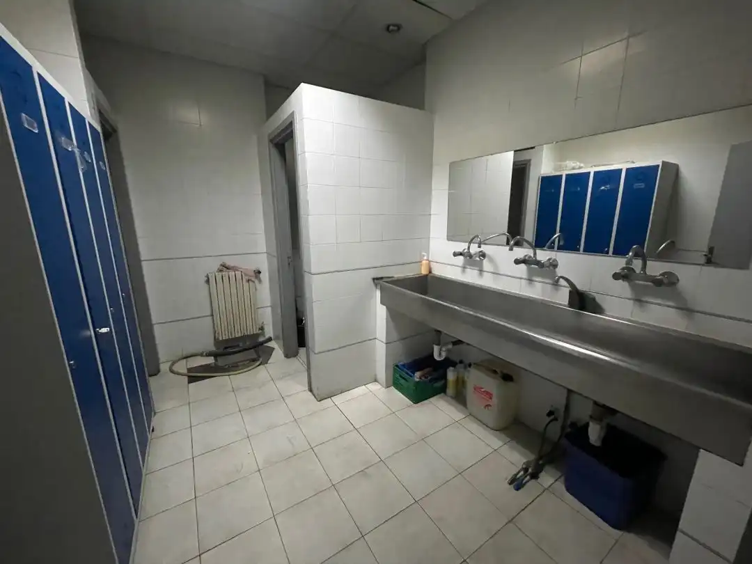Badezimmer von Fabrikhallen zur Miete in Deba