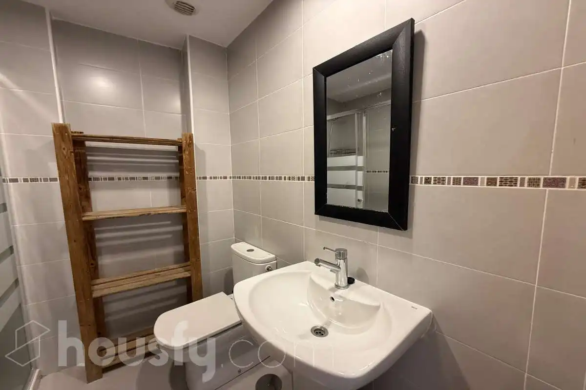Baño de Piso de alquiler en Madrid con Calefacción, Parquet y Terraza