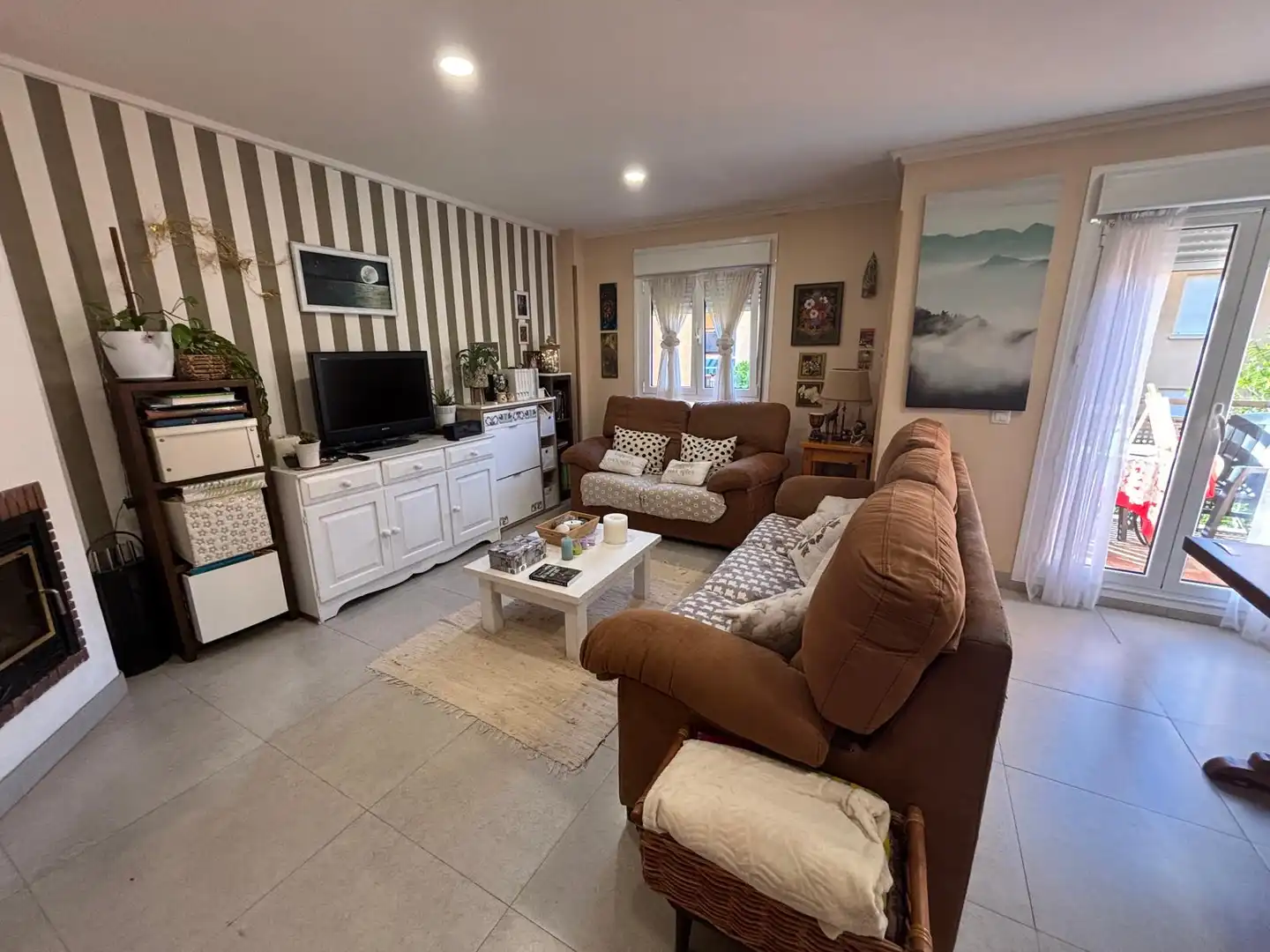 Sala d'estar de Casa adosada en venda en Morcín amb Calefacció, Jardí privat i Parquet