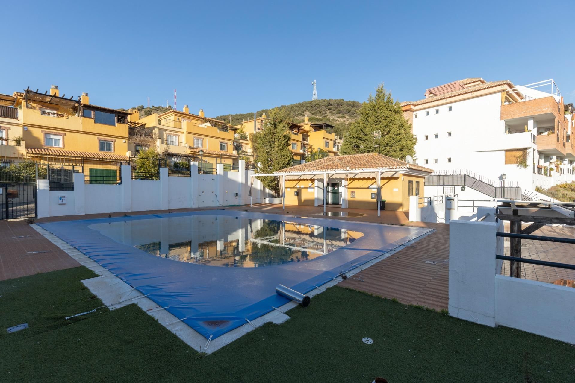 Piscina de Casa adosada en venda en  Granada Capital amb Calefacció, Jardí privat i Parquet
