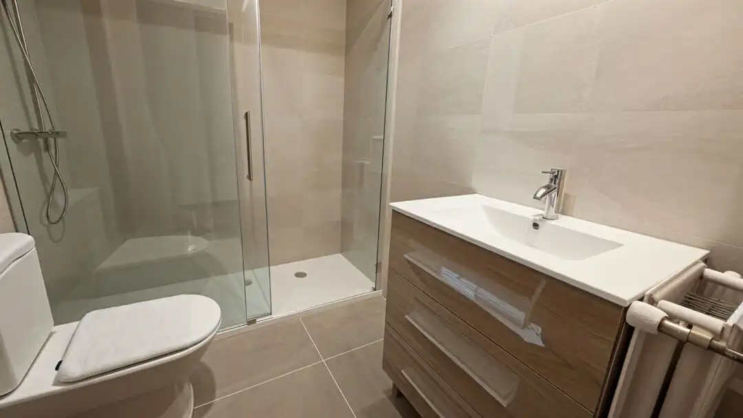 Bathroom of Flat for rent in Madrid  with Air Conditioner, Heating and Private garden