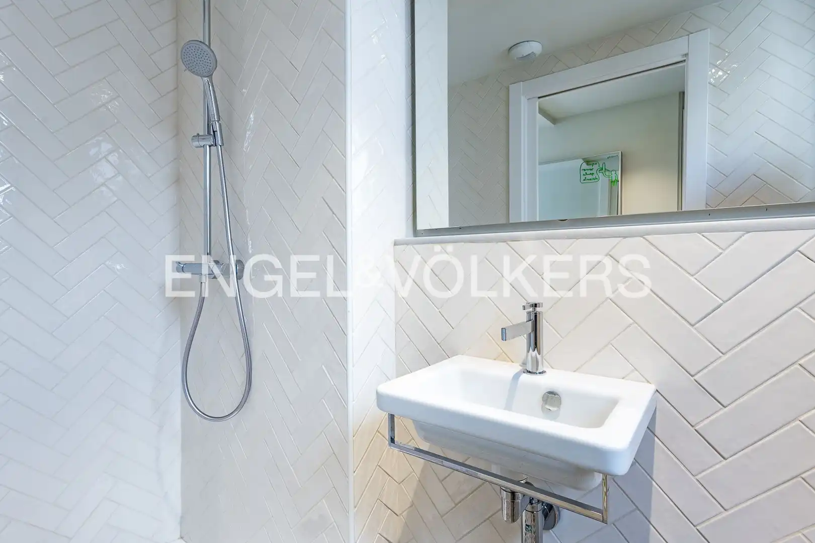 Badezimmer von Maisonette zum Verkauf in Barcelona mit Klimaanlage, Heizung und Parkett