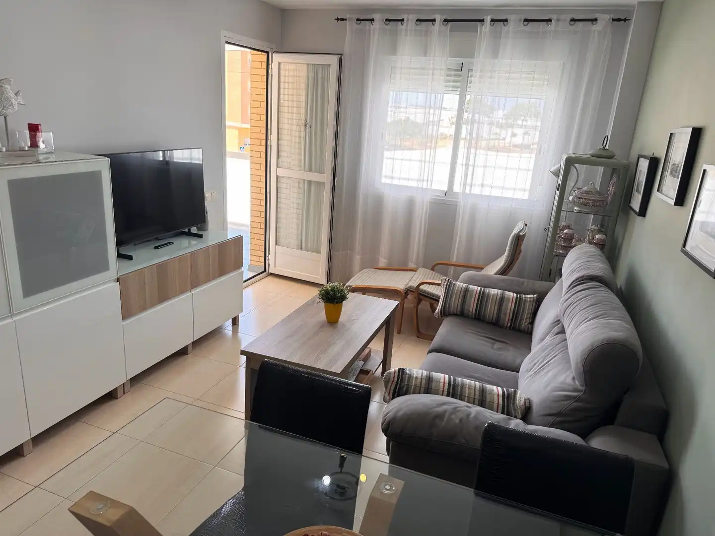 Sala d'estar de Apartament en venda en Roquetas de Mar amb Aire condicionat, Terrassa i Moblat