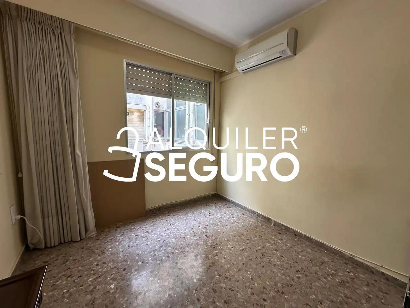 Habitación de Piso de alquiler en Valencia con Aire acondicionado y Amueblado