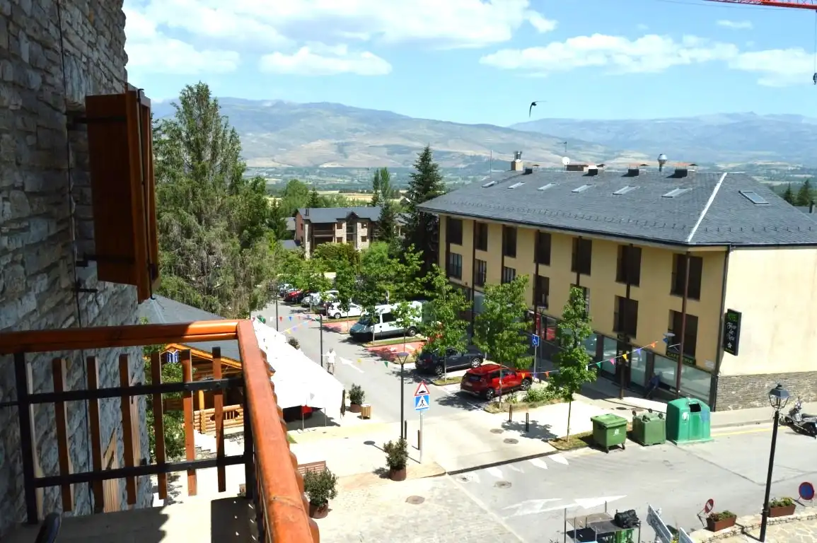 Vista exterior de Apartamento de alquiler en Alp con Calefacción, Parquet y Terraza