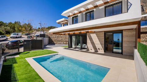 Villa moderna con piscina privada y vistas panorámicas al mar y la montaña, immagine 2