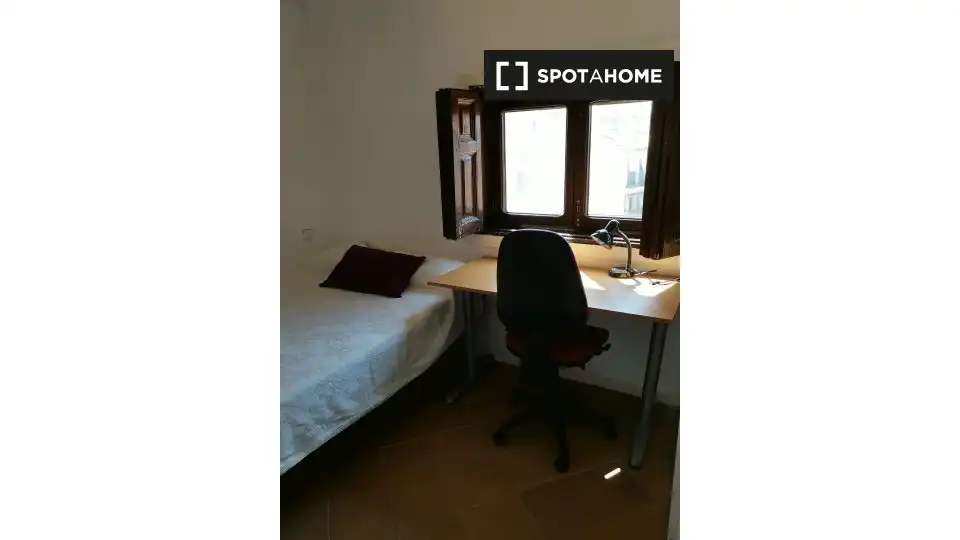 Habitación de Piso de alquiler en Alcalá de Henares con Aire acondicionado, Calefacción y Amueblado