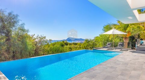 Villa de lujo de estilo balinés con vistas panorámicas al mar y oasis en la azotea en Altea La Vella