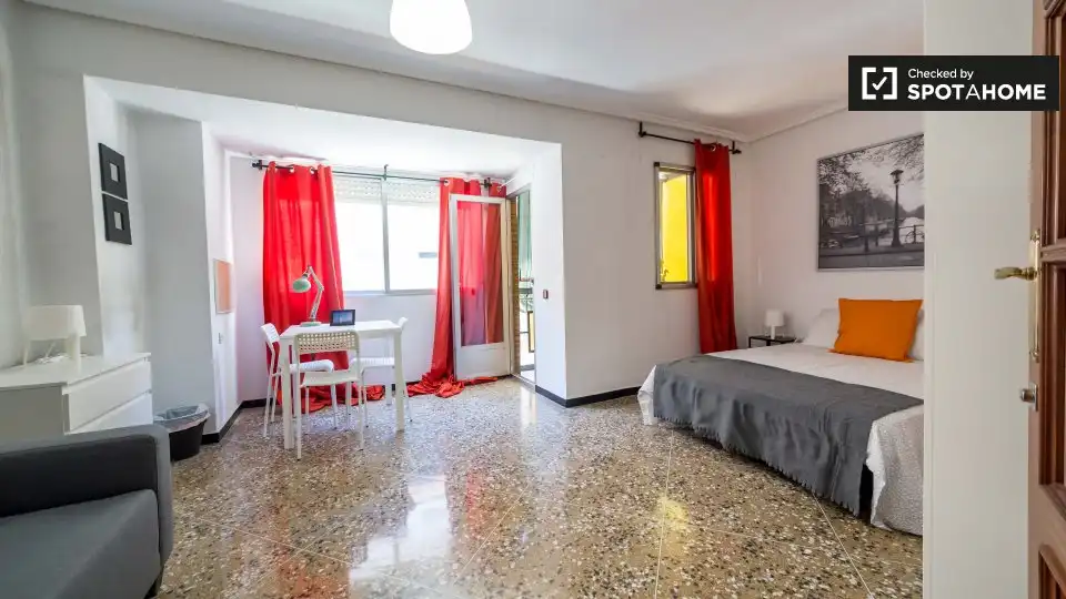 Habitación de Piso de alquiler en Valencia con Aire acondicionado, Calefacción y Amueblado