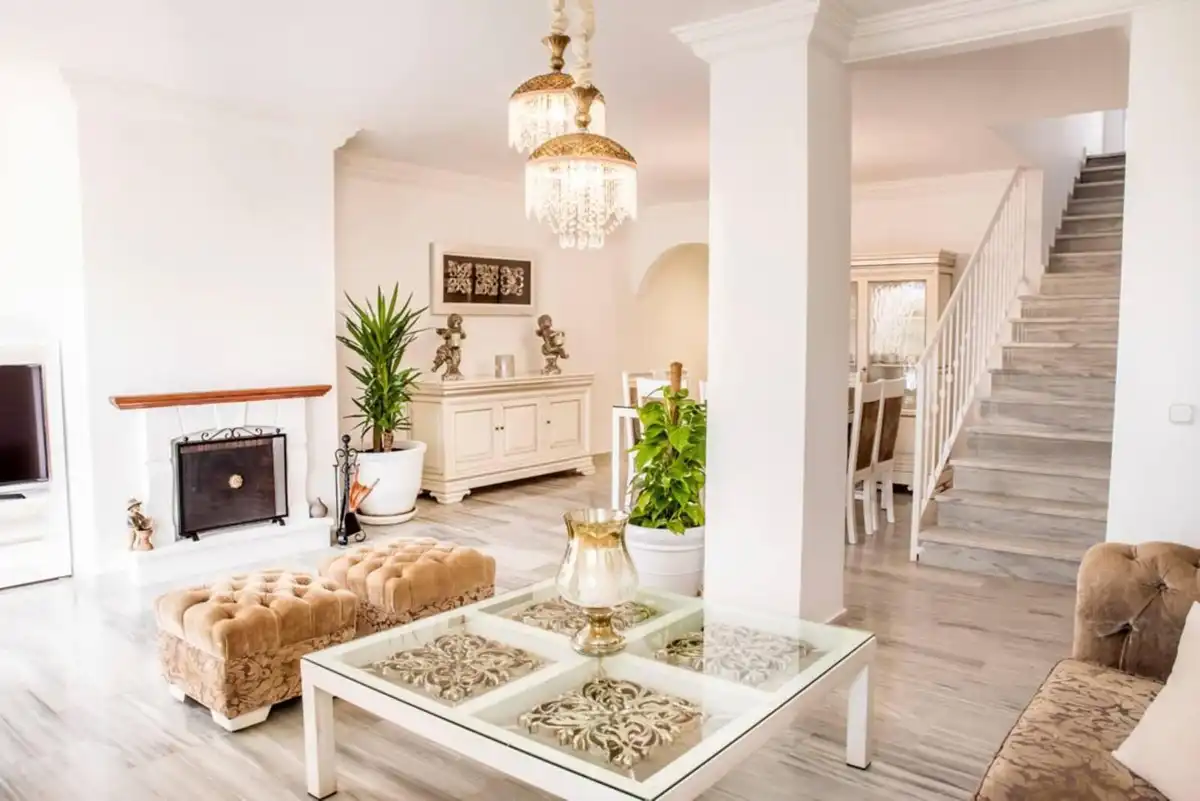 Sala de estar de Dúplex de alquiler en Marbella con Terraza y Piscina comunitaria