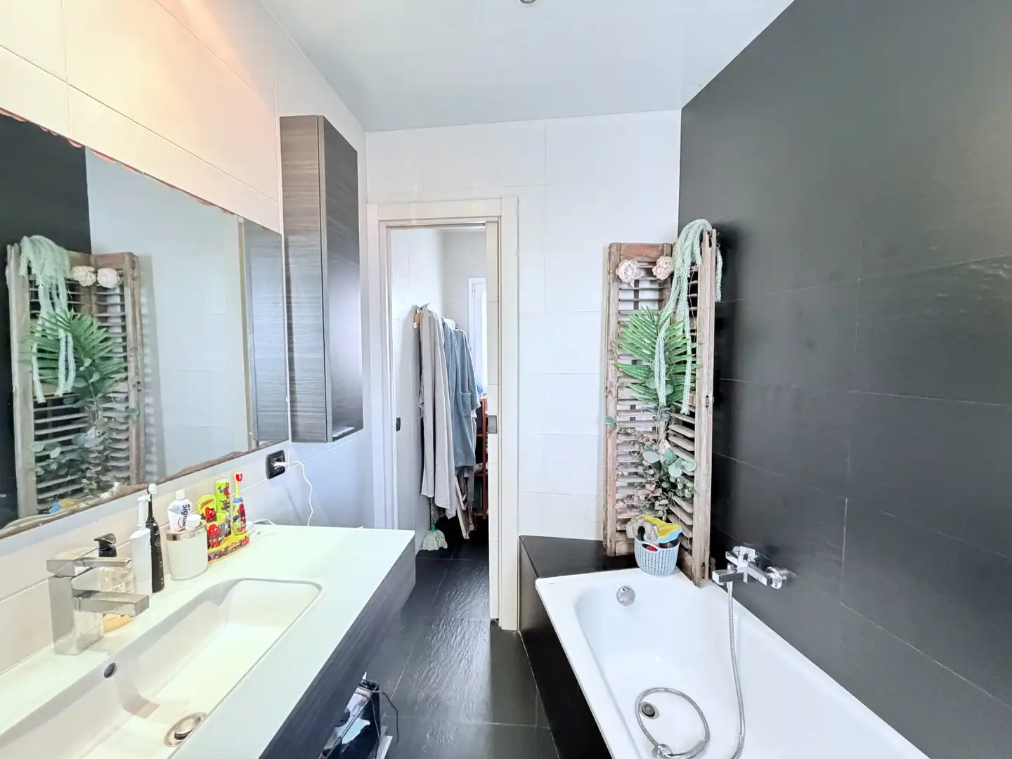 Bathroom of Attic for sale in Barcelona  with Air Conditioner, Heating and Parquet flooring