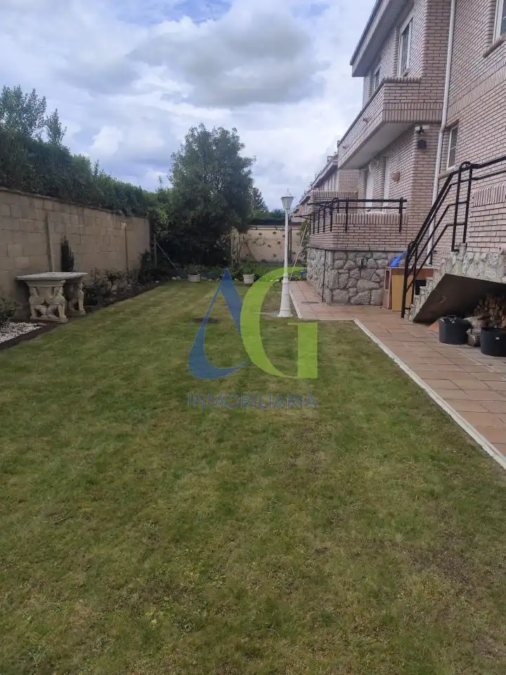 Jardí de Casa o xalet en venda en Villaquilambre amb Calefacció, Jardí privat i Parquet