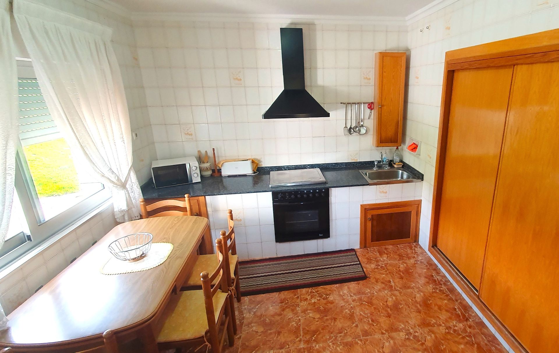 Cuina de Casa o xalet en venda en Miengo amb Calefacció, Jardí privat i Moblat