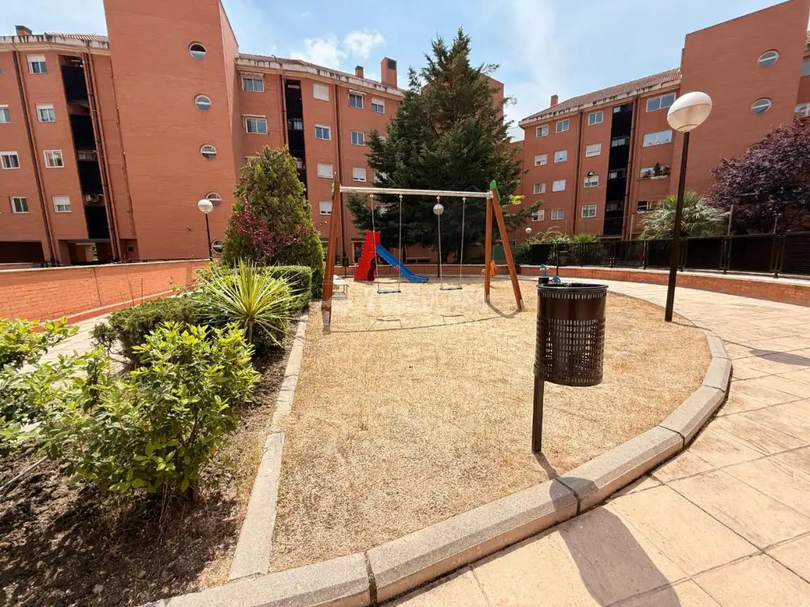 Parking of Flat for sale in Madrid  with Heating, Private garden and Parquet flooring