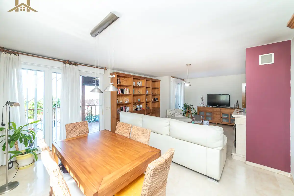 Sala d'estar de Casa o xalet en venda en Arroyomolinos (Madrid) amb Aire condicionat, Jardí privat i Terrassa