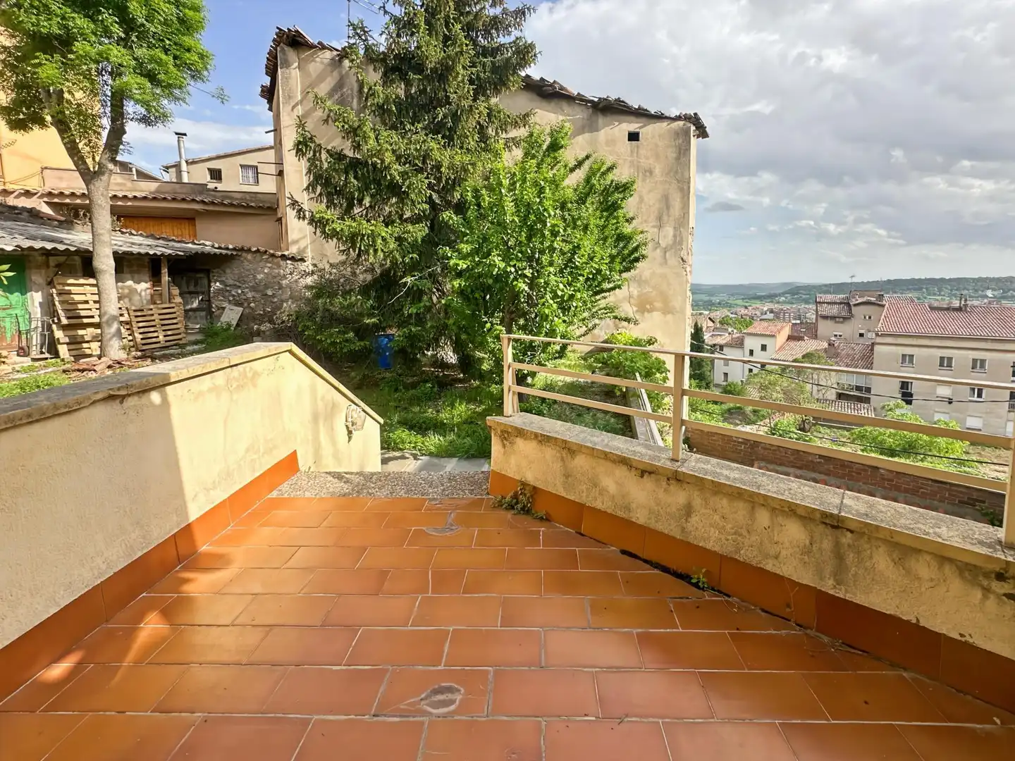 Terrasse von Einfamilien-Reihenhaus zum Verkauf in Berga mit Heizung und Balkon