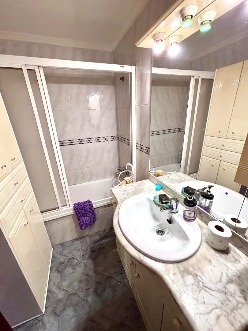 Bathroom of Flat for sale in Gijón   with Parquet flooring, Oven and Washing machine