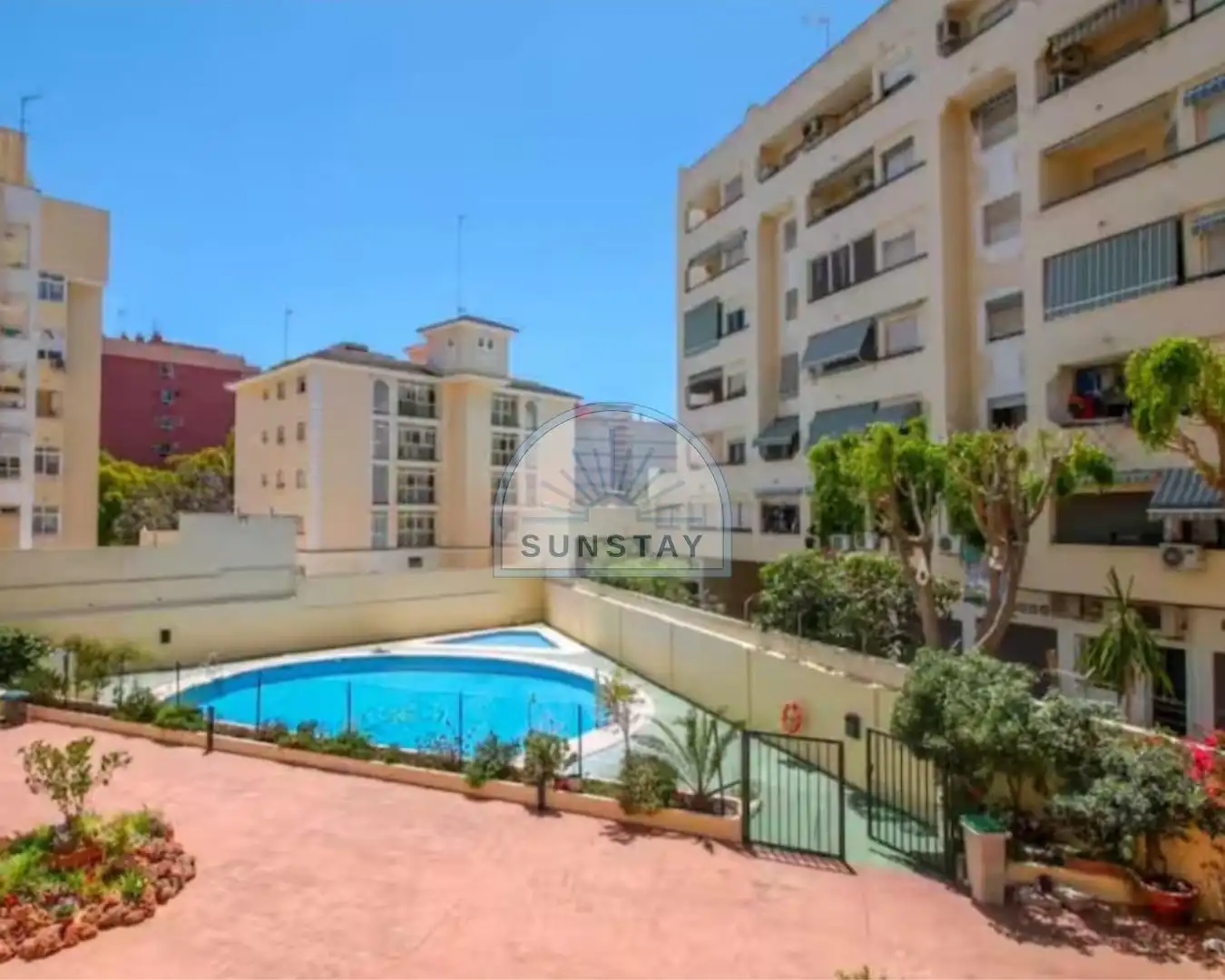 Vista exterior de Apartament en venda en Torremolinos amb Aire condicionat, Terrassa i Piscina comunitària