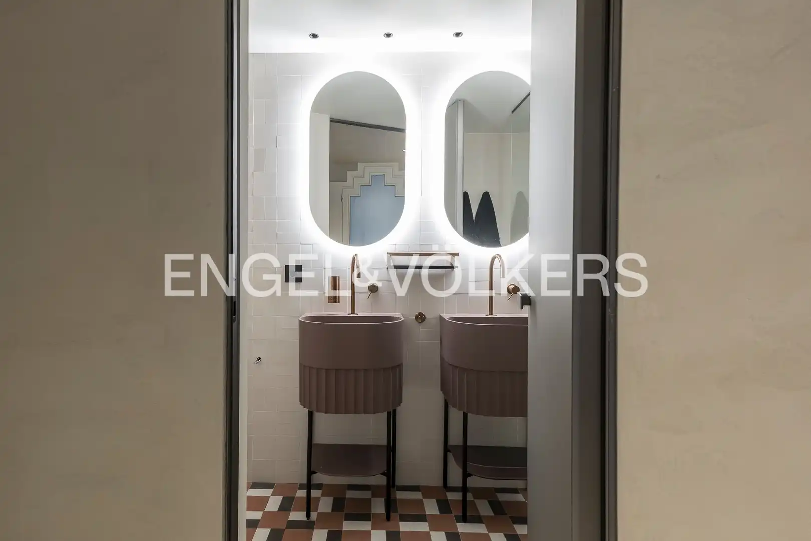 Badezimmer von Wohnung zur Miete in Barcelona mit Klimaanlage, Heizung und Parkett