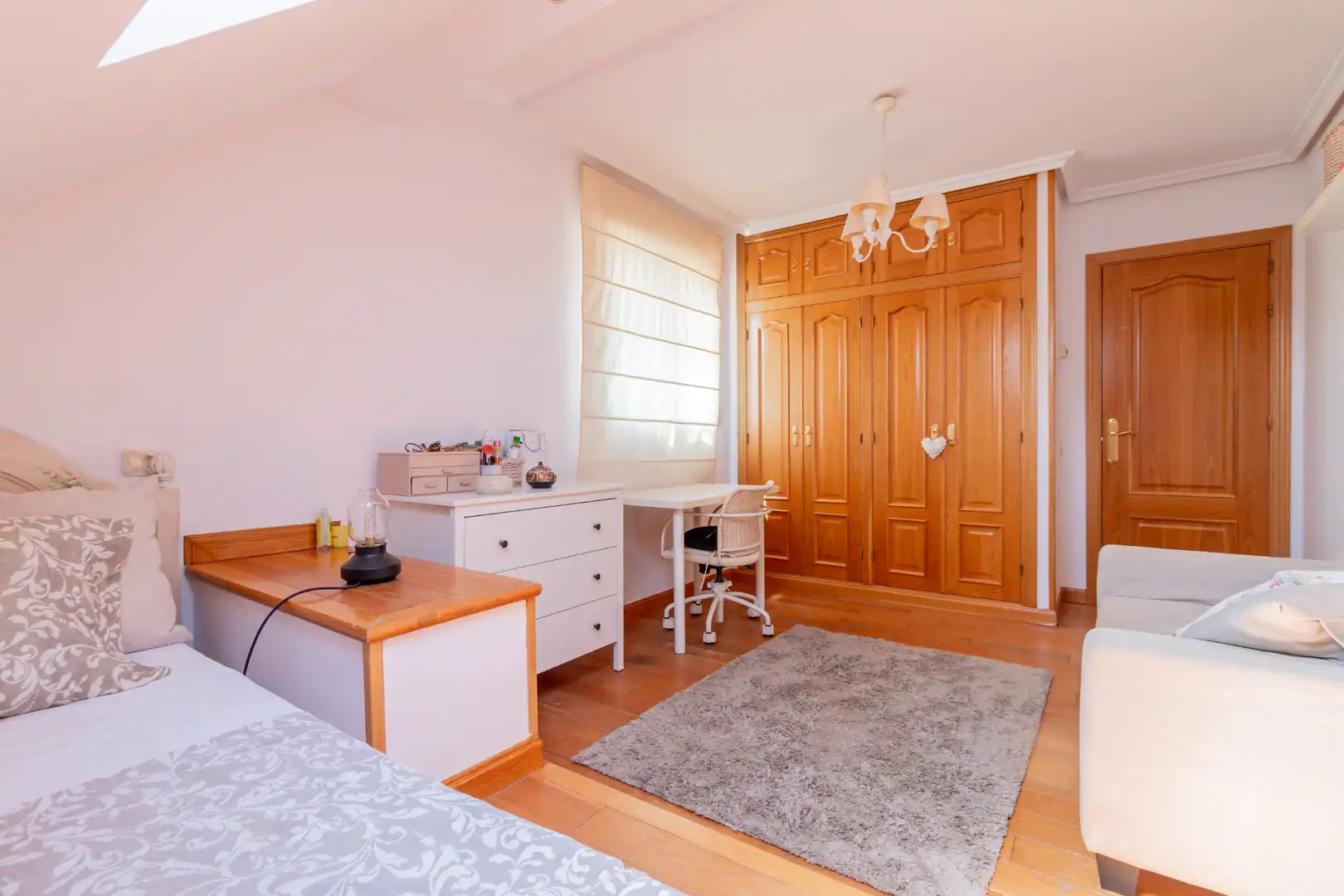 Dormitori de Casa o xalet en venda en Las Rozas de Madrid amb Calefacció, Jardí privat i Parquet