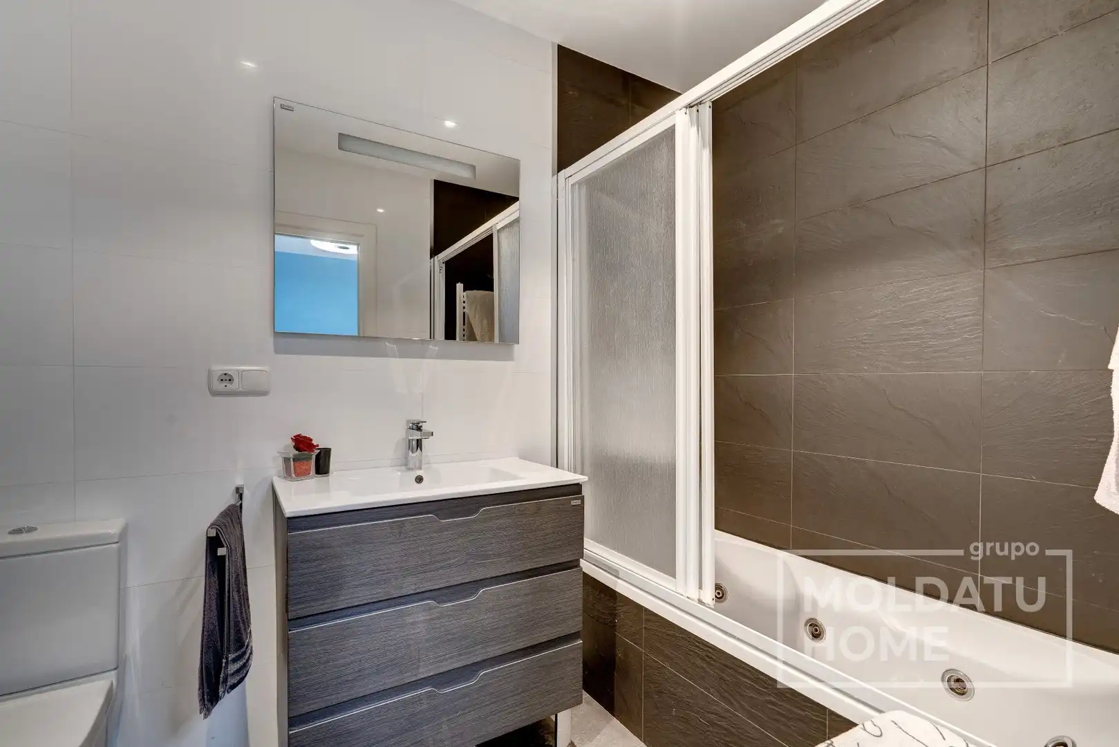 Baño de Piso en venta en Irun  con Calefacción, Trastero y Amueblado
