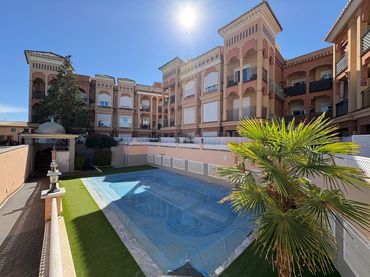 Flat with pool for sale in Estación de Tranvías 1