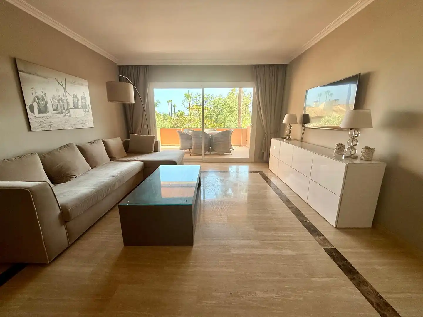 Sala d'estar de Apartament de lloguer en Marbella amb Aire condicionat, Terrassa i Piscina