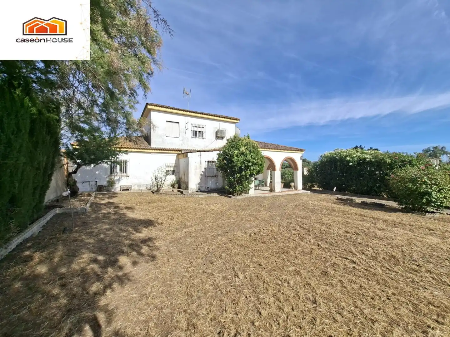 Vista exterior de Casa o chalet en venta en Chiclana de la Frontera con Terraza y Piscina comunitaria