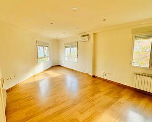 Living room of Flat to rent in  Granada Capital  with Air Conditioner, Heating and Parquet flooring