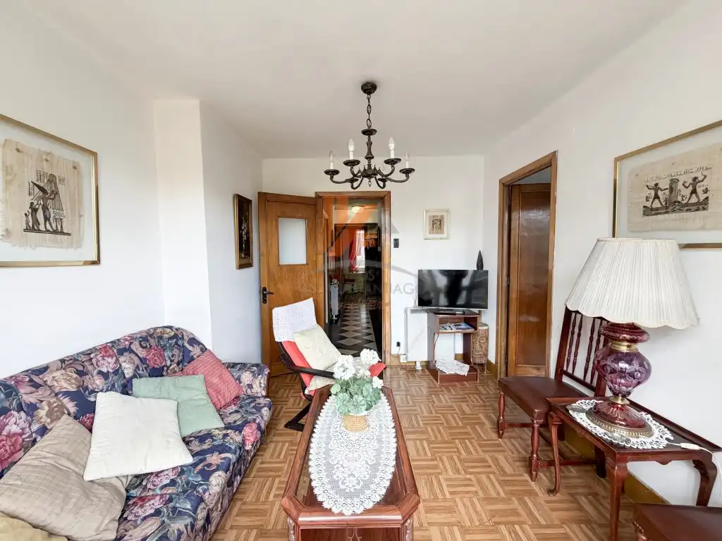 Sala d'estar de Pis en venda en Santiago de Compostela  amb Forn
