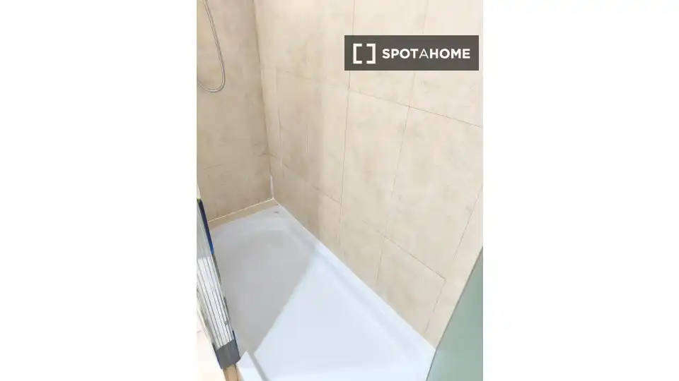 Badezimmer von Wohnung zur untervermieten in Madrid mit Klimaanlage, Heizung und Terrasse