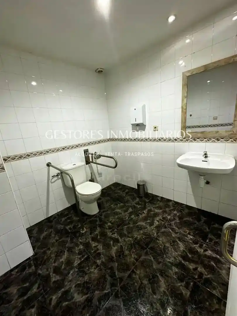 Baño de Local en traspaso en Alcoy / Alcoi con Aire acondicionado y Amueblado