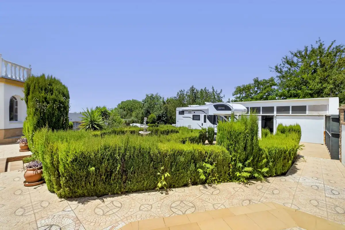 Jardí de Casa o xalet en venda en Carmona amb Aire condicionat, Calefacció i Jardí privat