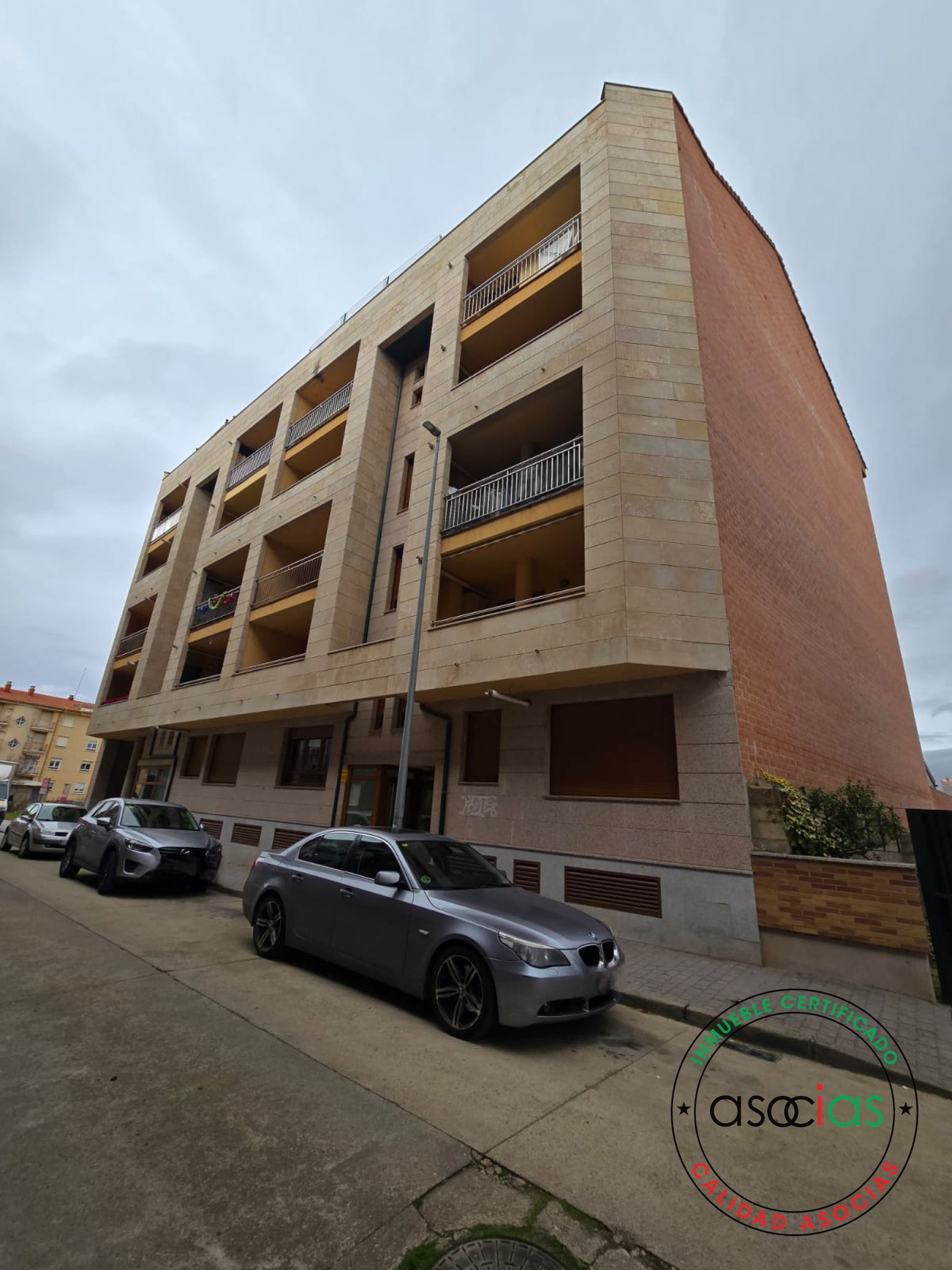 Vista exterior de Pis en venda en Valencia de Don Juan amb Calefacció, Terrassa i Traster