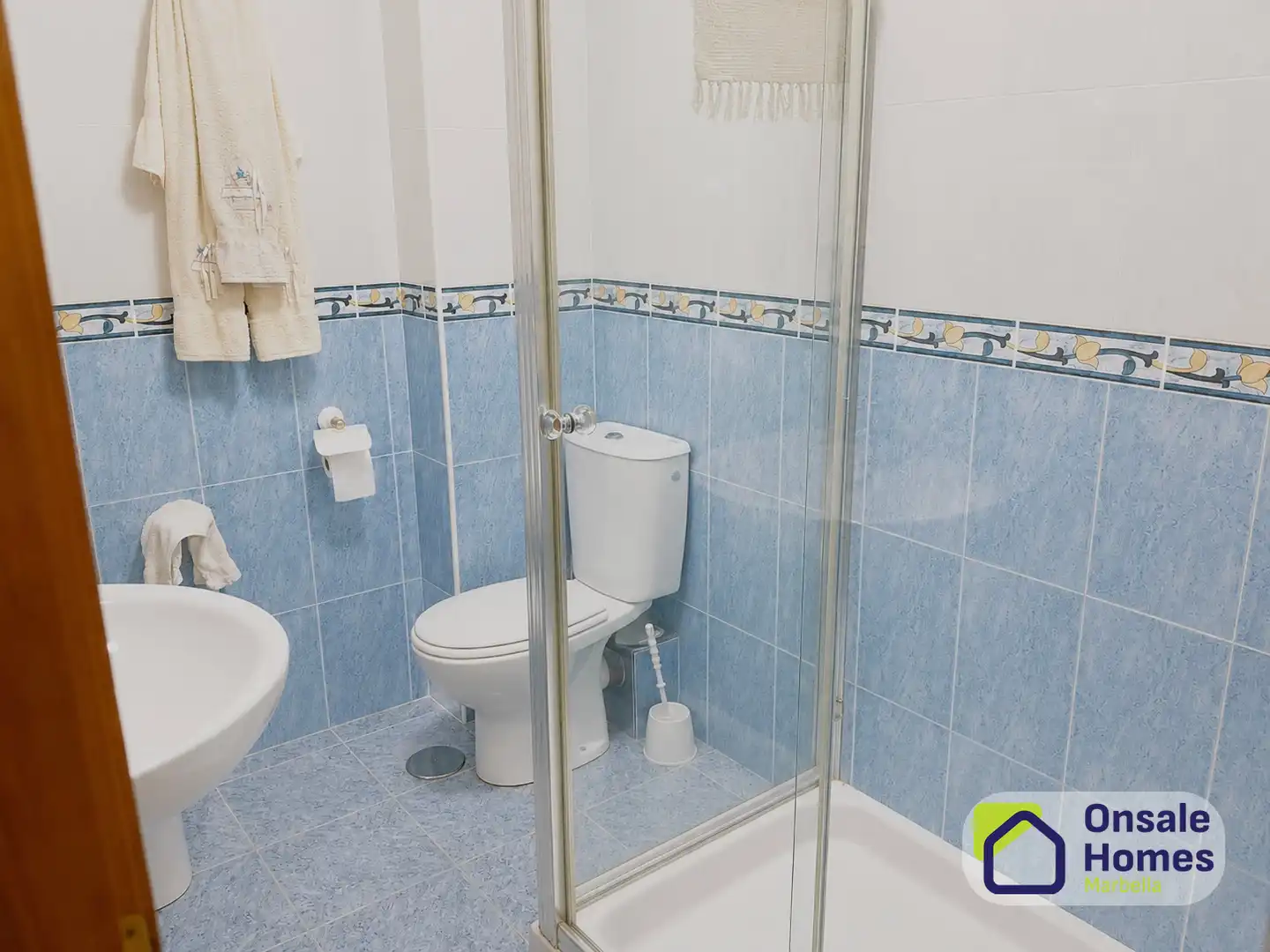 Badezimmer von Wohnung zum Verkauf in Marbella mit Klimaanlage, Terrasse und Abstellraum