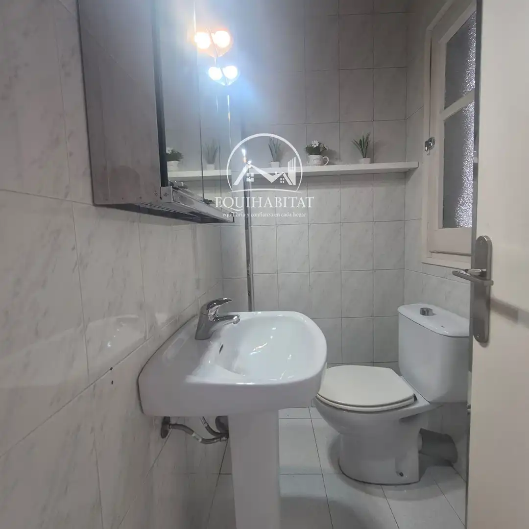 Baño de Piso de alquiler en Lleida con Aire acondicionado y Terraza