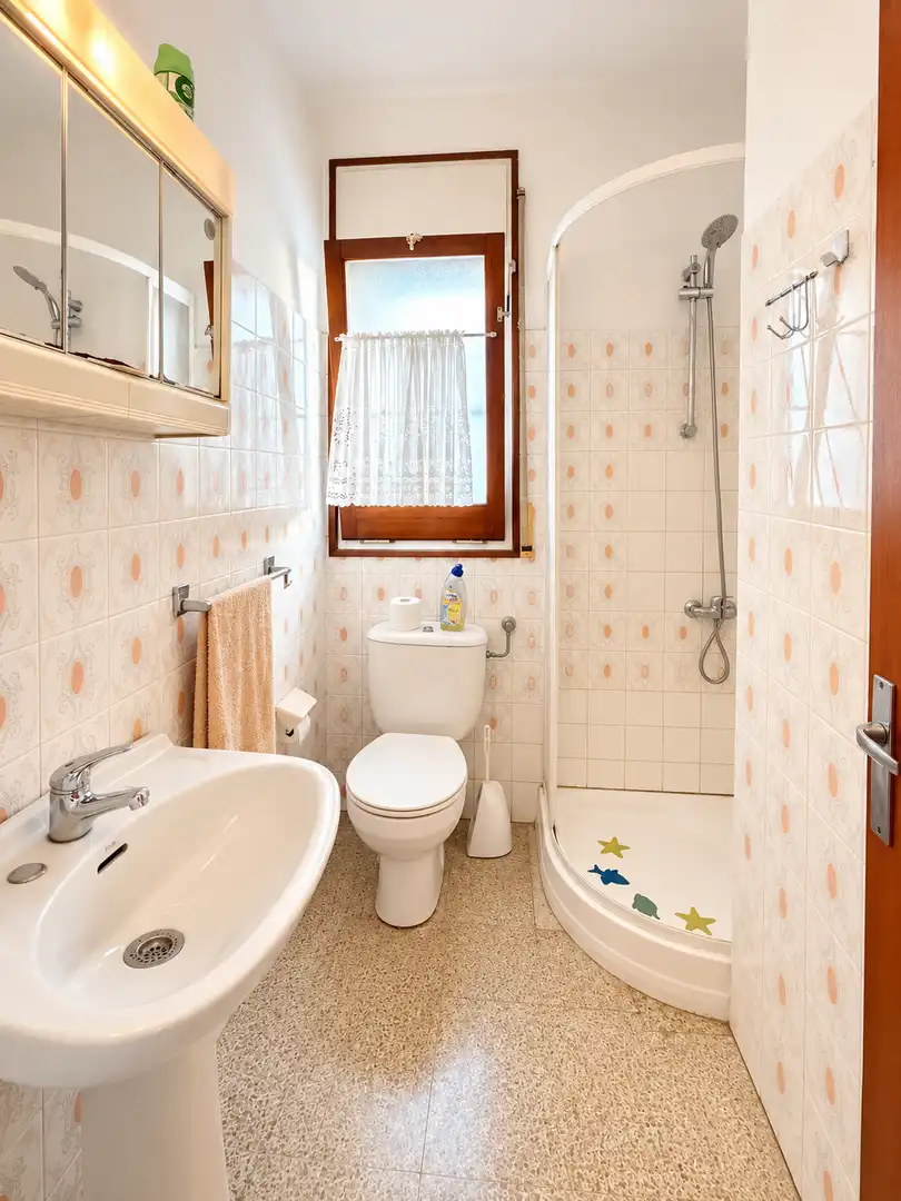 Badezimmer von Wohnungen zum Verkauf in Empuriabrava mit Klimaanlage, Terrasse und Möbliert