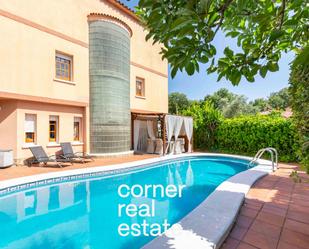 Vista exterior de Casa o xalet en venda en Sant Cugat del Vallès amb Aire condicionat, Calefacció i Jardí privat