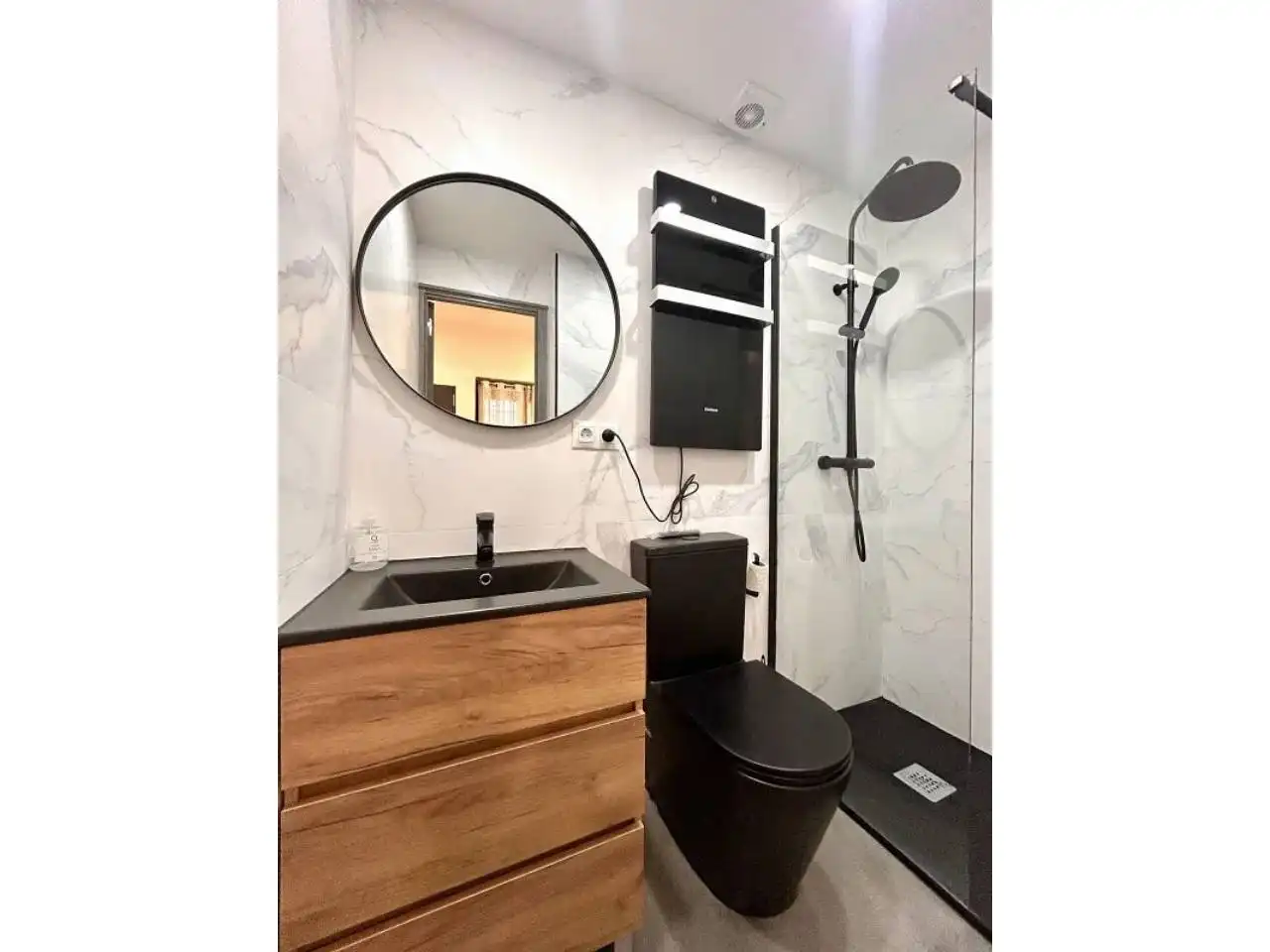 Badezimmer von Wohnung zum Verkauf in Barcelona mit Klimaanlage, Heizung und Parkett