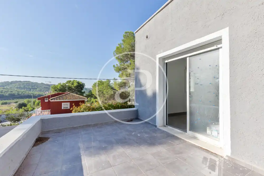 Casa aparellada amb terrassa en venda a Godelleta