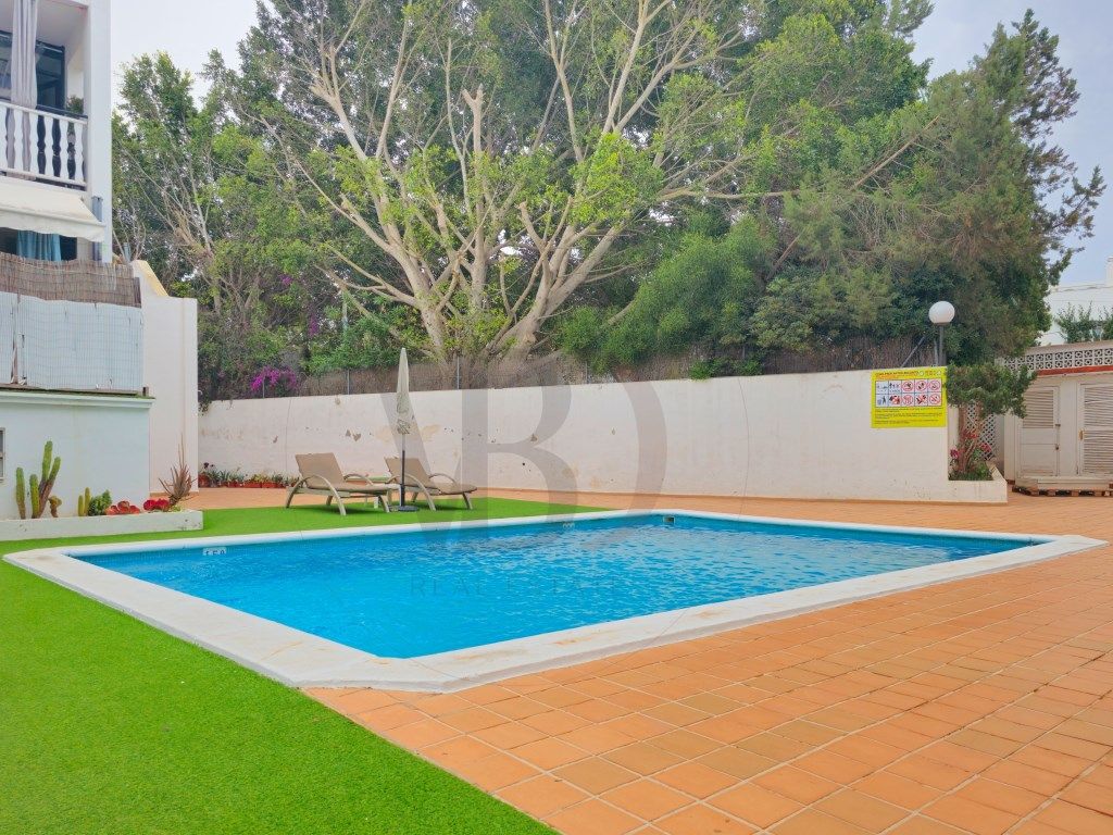 Piscina de Apartament en venda en Sant Antoni de Portmany amb Aire condicionat, Jardí privat i Piscina