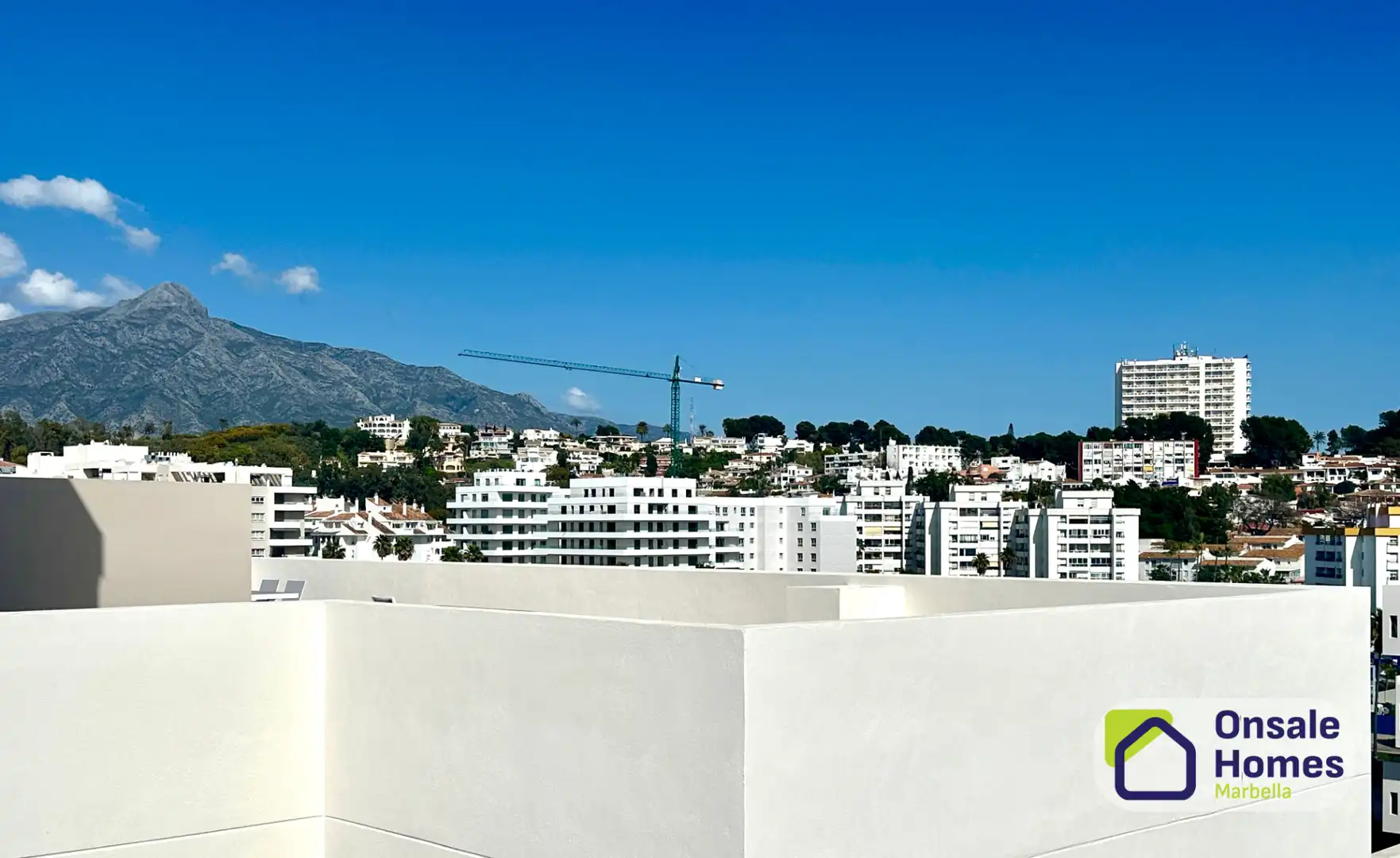 Außenansicht von Dachboden zur Miete in Marbella mit Klimaanlage, Terrasse und Abstellraum