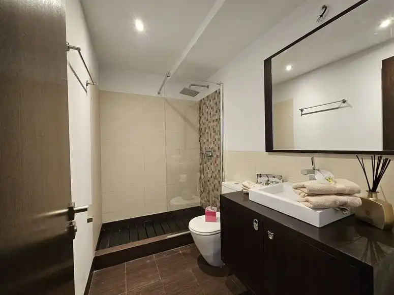 Badezimmer von Wohnungen zum Verkauf in Benahavís mit Klimaanlage, Terrasse und Möbliert