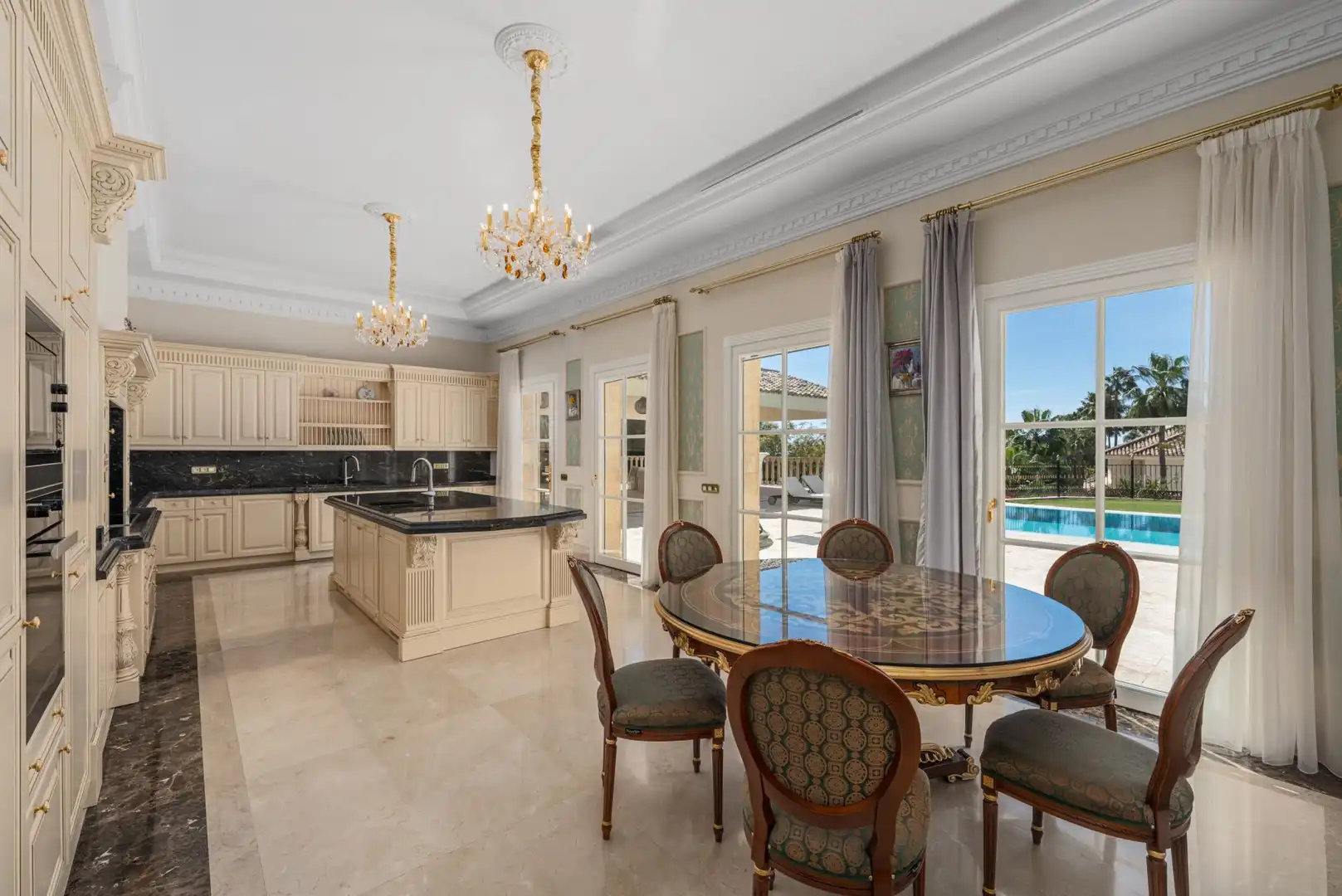 Comedor de Casa o chalet en venta en Marbella con Aire acondicionado, Calefacción y Jardín privado