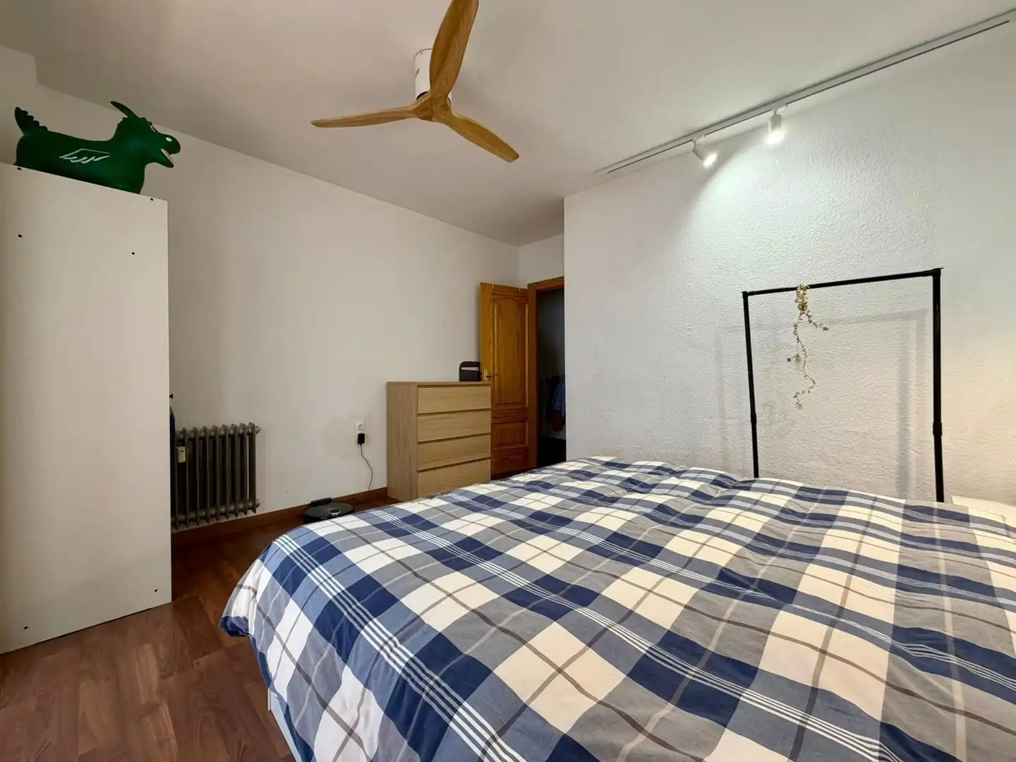 Bedroom of Flat for sale in Granada  with Air Conditioner, Parquet flooring and Balcony