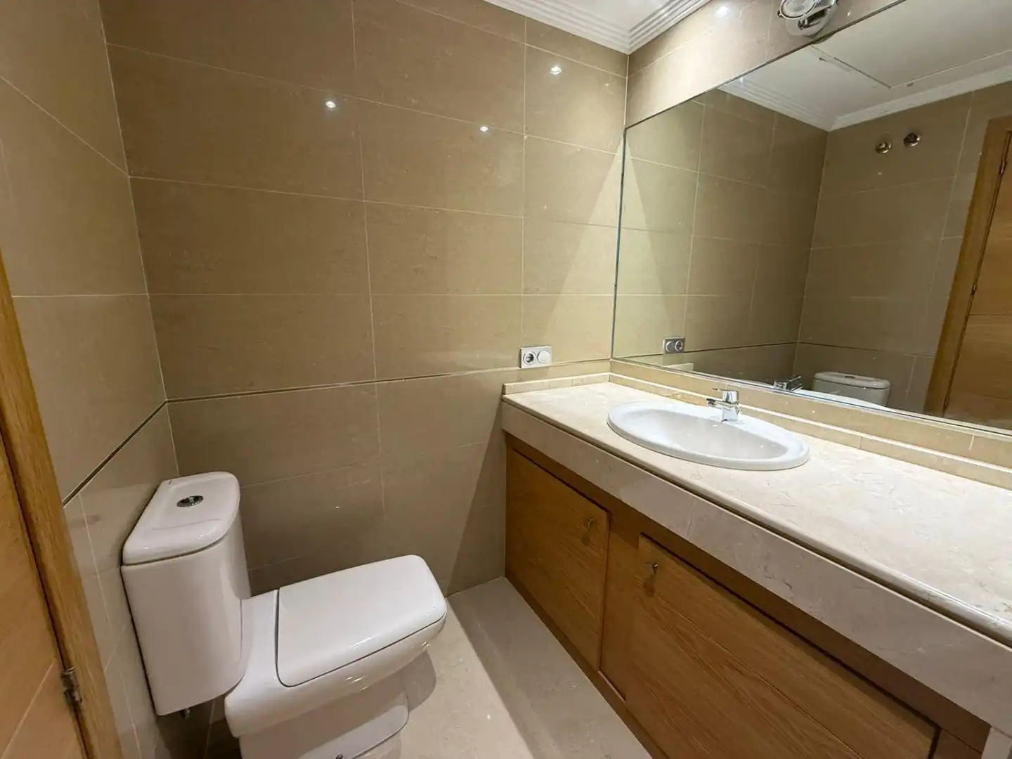 Baño de Ático en venta en Manilva con Calefacción, Terraza y Trastero